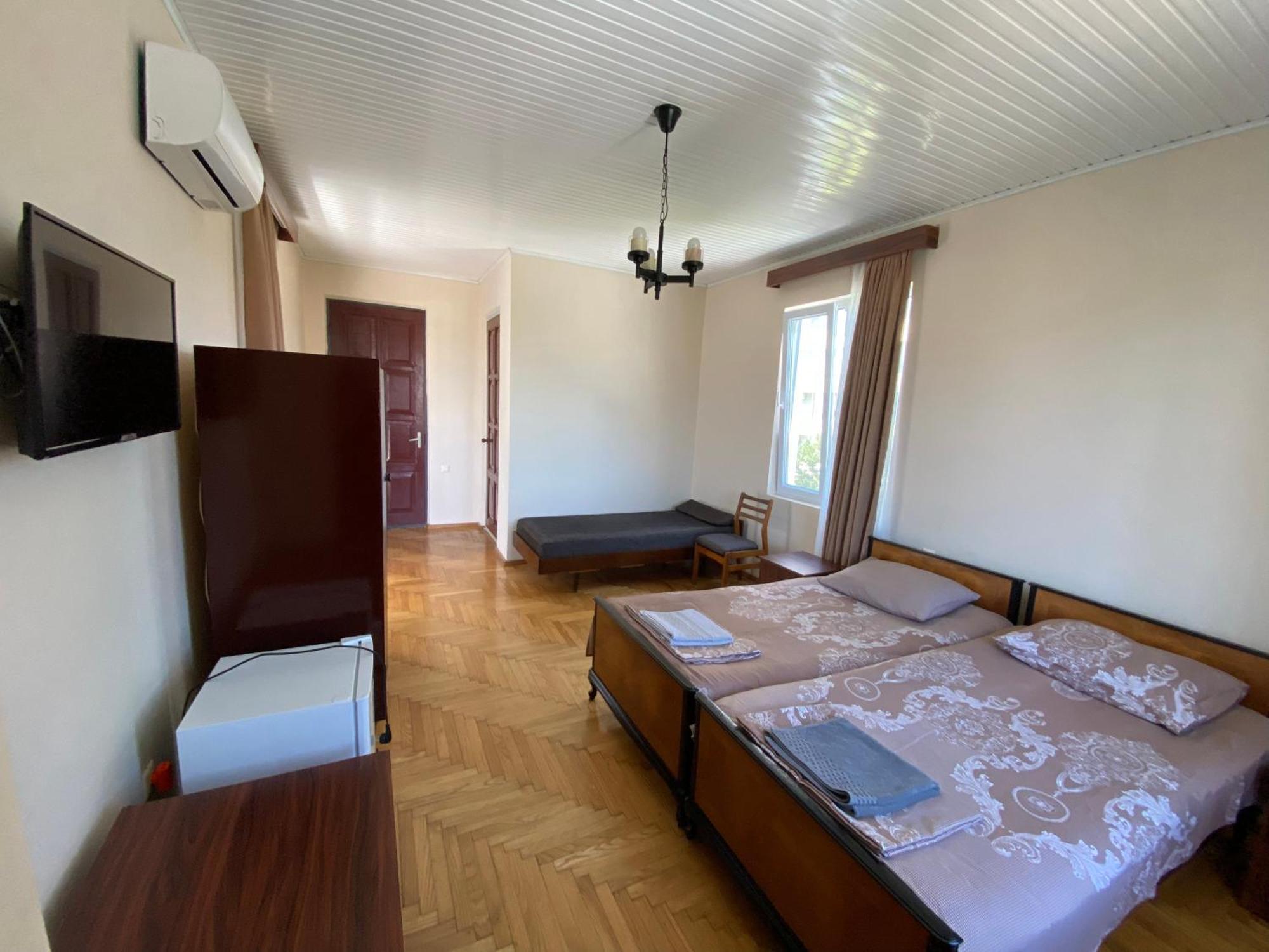 Guesthouse White Swan Kobuleti Esterno foto
