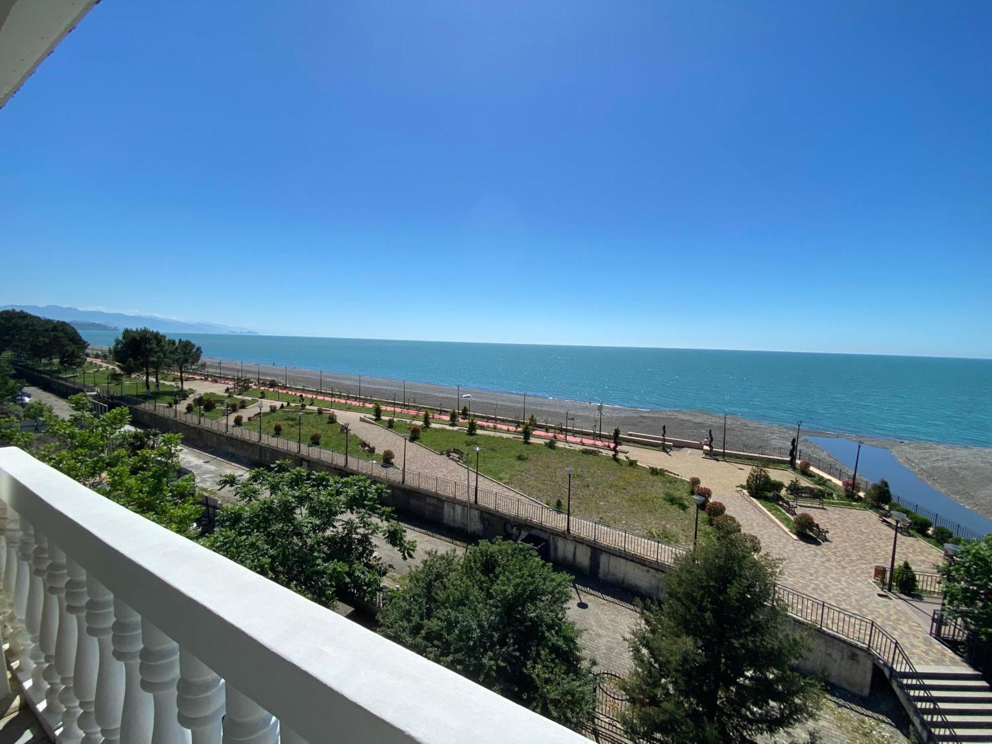 Guesthouse White Swan Kobuleti Esterno foto