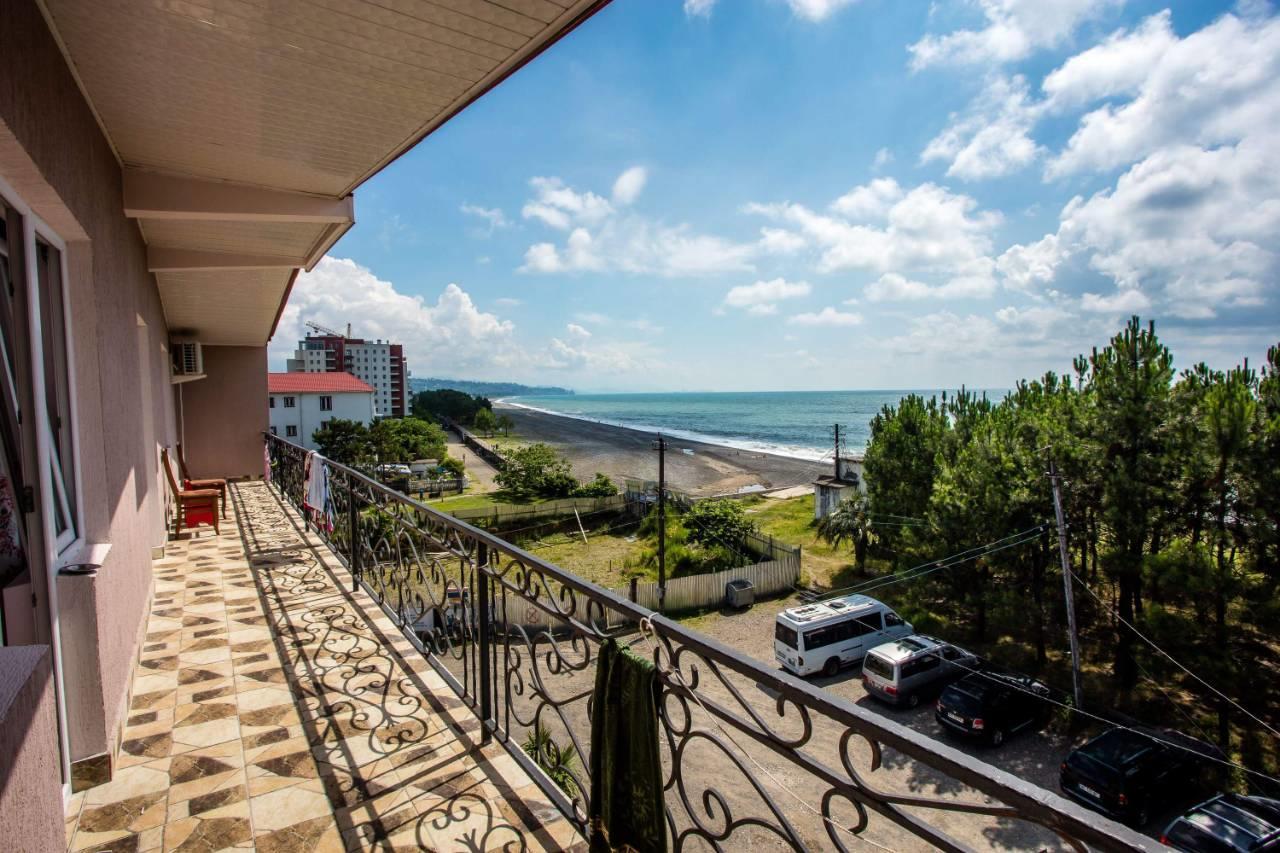 Guesthouse White Swan Kobuleti Esterno foto